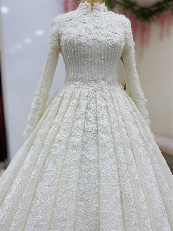 White lace dress on a mannequin with a blurred background
